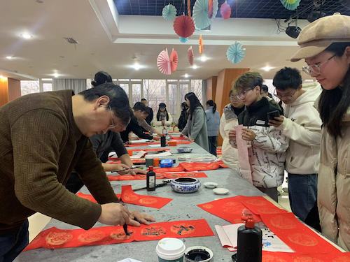 书法家文艺志愿者挥毫泼墨中 书法家文艺志愿者挥毫泼墨中