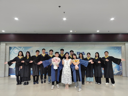 2024年6月,刘雪娇老师和学生一起的毕业留念照 2024年6月,刘雪娇老师和学生一起的毕业留念照