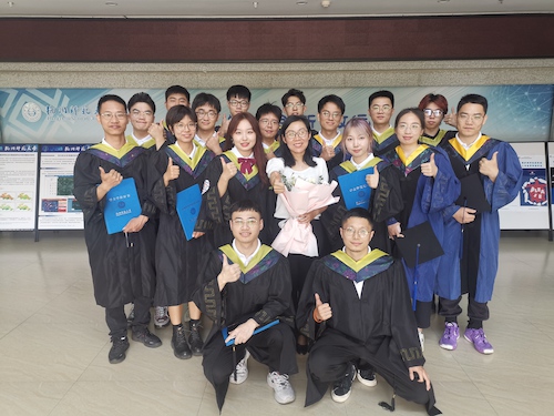 2022年6月,刘雪娇老师和学生一起的毕业留念照 2022年6月,刘雪娇老师和学生一起的毕业留念照